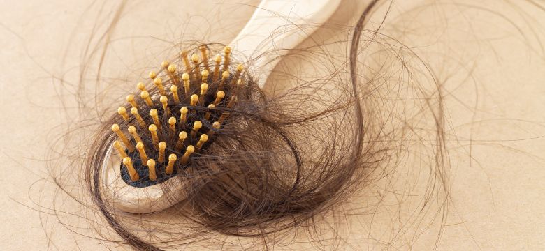 O que fazer e como evitar queda de cabelos - Amanda Esperancin