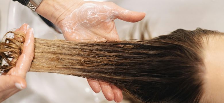 Fios elásticos e quebradiços: causas e como recuperar a saúde - Amanda Esperancin